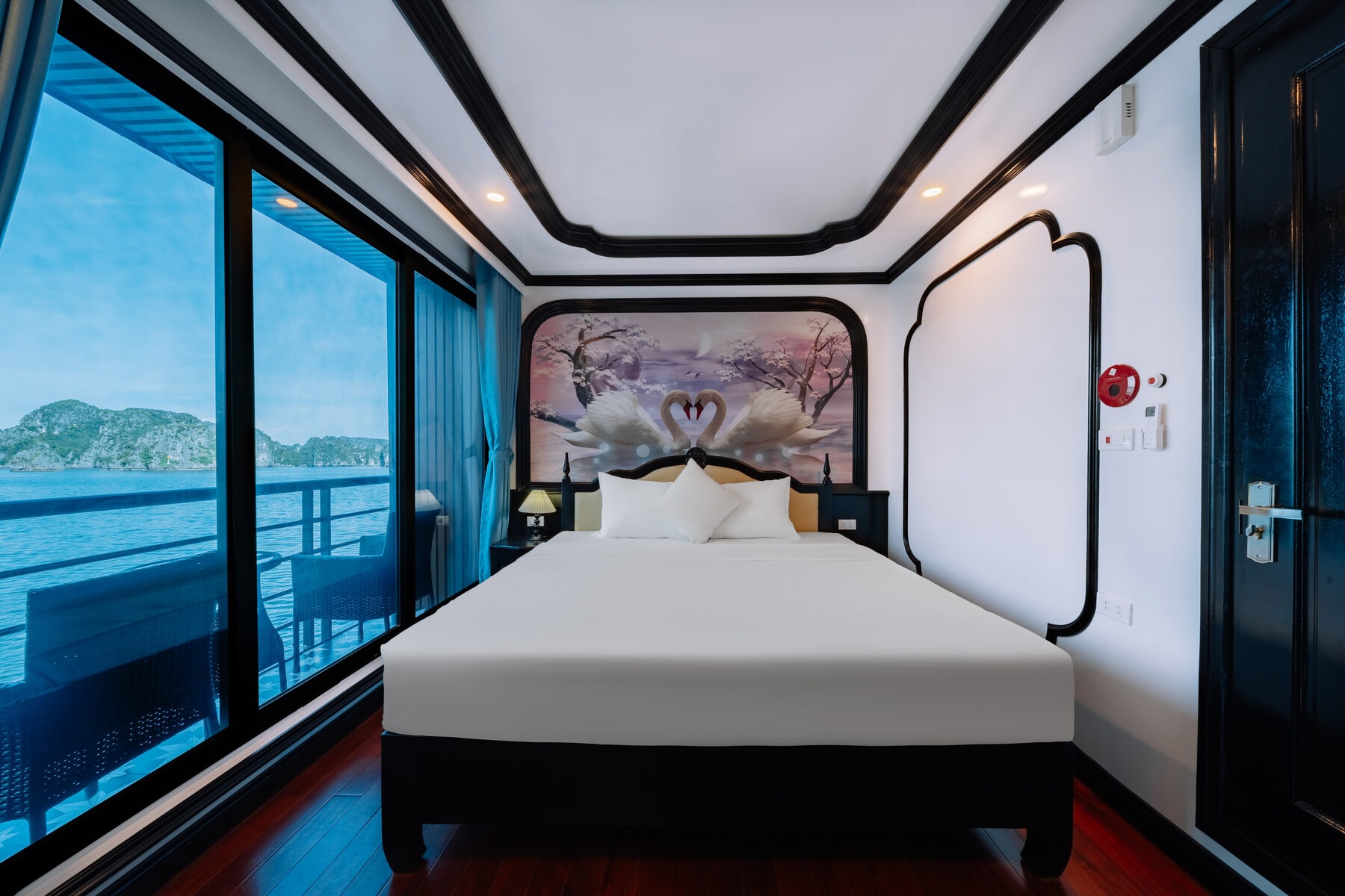 Deluxe Double Cabin with Seaview: double bed and balcony