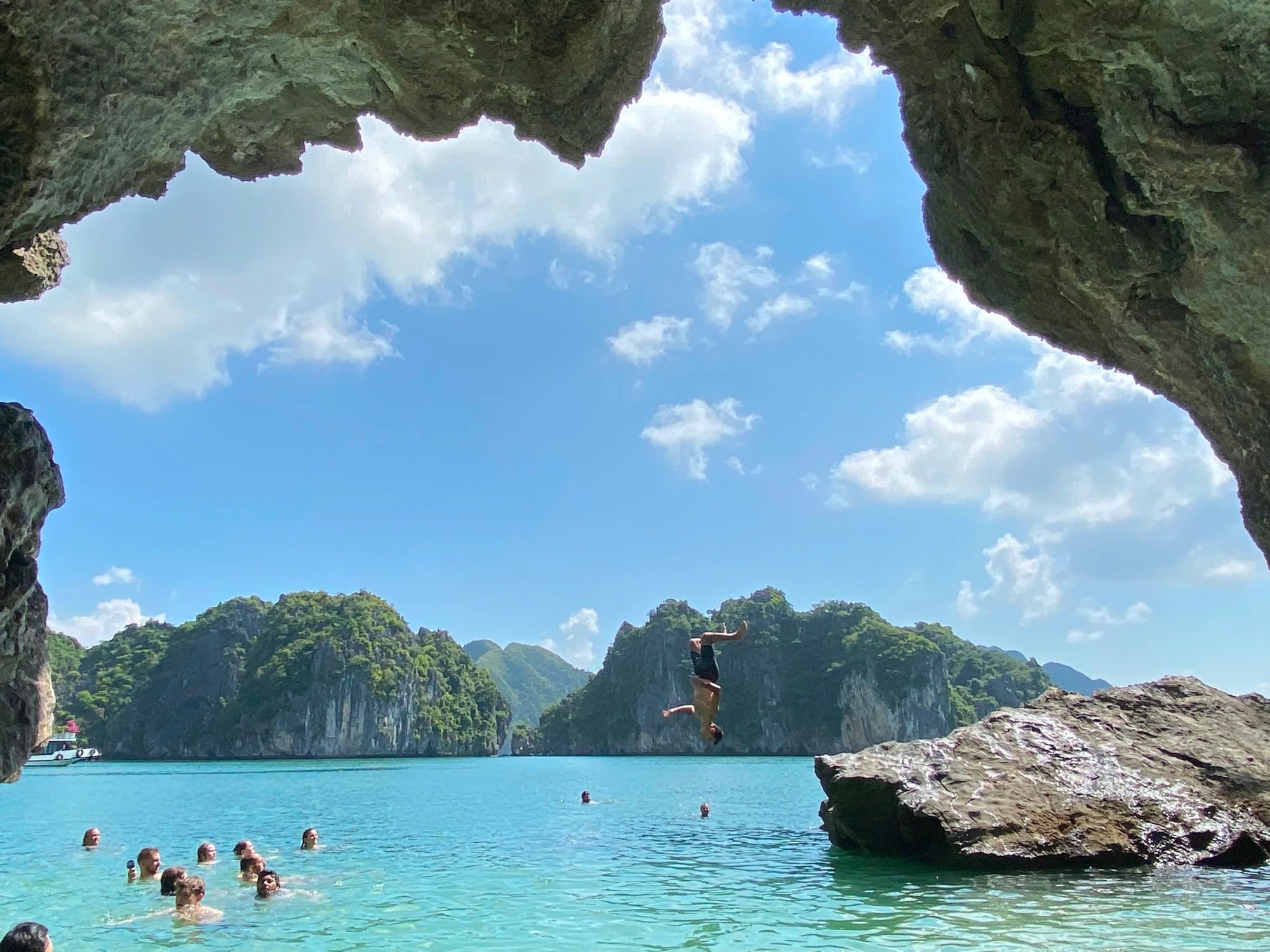 Lan Ha Bay 日帰りクルーズ — カヤック、洞窟 & モンキー島